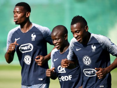 Paul Pogba (g), N'Golo Kante (c) et Blaise Matuidi lors d'une séance d'entraînement des Bleus, le 12 juillet 2018 à Istra - FRANCK FIFE [AFP]