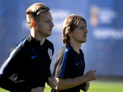 Les milieux de terrain Ivan Rakitic (g) et Luka Modric lors d'une séance d'entraînement, le 27 juin 2018 à Saint-Pétersbourg - GABRIEL BOUYS [AFP/Archives]