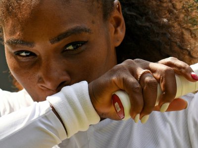 Serena Williams contre l'Allemande Julia Görges en demi-finale de Wimbledon, le 12 juillet 2018 - Oli SCARFF [AFP]