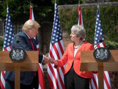 Le président américain Donald Trump et la Première ministre britannique Theresa May se serrent la main à l'issue d'une conférence de presse, le 13 juillet 2018 à Chequers, près d'Ellesborough, au nord-ouest de Londres - Stefan Rousseau [POOL/AFP]