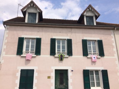 Les maisons alençonnaises étaient décorées pour le passage du Tour de France. - CS