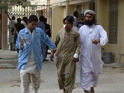 Un blessé est emmené à l'hôpital, le 13 juillet 2018 à Quetta, après un attentat suicide qui a frappé une réunion électorale à Mastung, au sud-ouest du Pakistan - BANARAS KHAN [AFP]