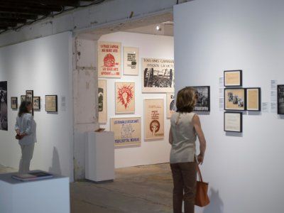 Des visiteurs, le 3 juillet 2018, à l'exposition "1968, quelle histoire !" lors des Rencontres photographiques d'Arles - BERTRAND LANGLOIS [AFP/Archives]