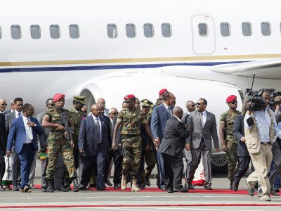 Le président érythréen Issaias Afeworki (g) est accueilli par le Premier ministre éthiopien Abiy Ahmed à l'aéroport d'Addis Abeba, le 14 juillet 2018 en Ethiopie - MAHEDER HAILESELASSIE TADESE [AFP]