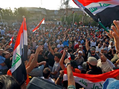 Des Irakiens manifestent devant le siège du gouvernement de la province de Bassora (sud) dans la ville éponyme, le 13 juillet 2018 - Haidar MOHAMMED ALI [AFP]