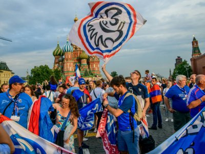 Des supporters de l'équipe de France rassemblés sur la place Rouge, le 14 juillet 2018 à Moscou, à la veille de la finale France-Croatie - MLADEN ANTONOV [AFP]