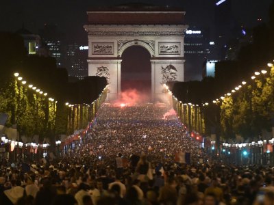 Les Champs-Elysées investis par les supporters de l'équipe de France lors de sa victoire en demi-finales du Mondial contre la Belgique, le 10 juillet 2018 à Paris - Lucas BARIOULET [AFP/Archives]