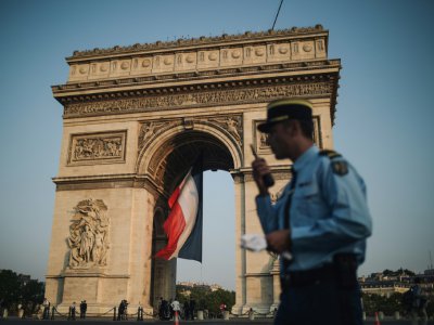 Un gendarme devant l'Arc-de-Triomphe avant le défilé militaire sur les Champs-Elysées, le 14 juillet 2018 à Paris - Lucas BARIOULET [AFP]