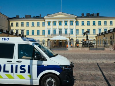 Un véhicule de police devant le Palais présidentiel de Helsinki, le 14 juillet 2018 en Finlande, où les présidents américain Donald Trump et russe Vladimir Poutine doivent se rencontrer - Alessandro Rampazzo [AFP]
