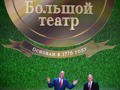 Le président russe Vladimir Poutine (d) et le président de la Fifa Gianni Infantino au théâtre du Bolchoï pour un concert de gala à la veille de la finale de la coupe du monde de football, le 14 juillet 2018 à Moscou - Yuri KADOBNOV [POOL/AFP]