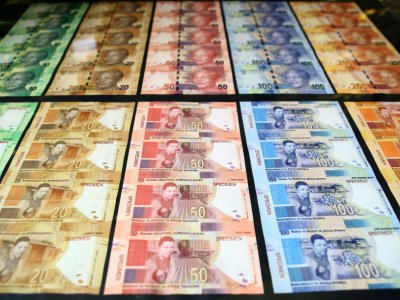 Les nouveaux billets de banque sud-africains à l'effigie de Nelson Mandela, le 13 juillet 2018 à Pretoria - Phill Magakoe [AFP]