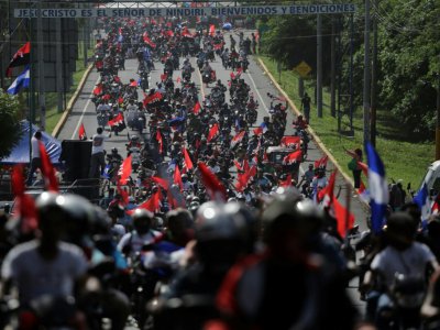 Des partisans du président nicaraguayen Daniel Ortega se dirigent vers Masaya, le 13 juillet 2018 - Inti OCON [AFP]