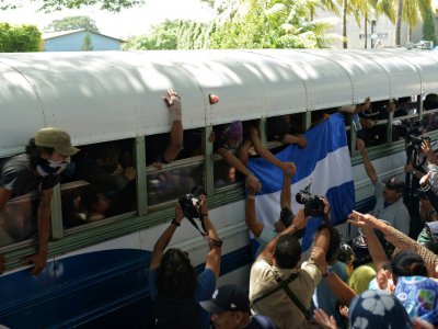Des étudiants évacués en car d'une église où ils s'étaient réfugiés, assiégés par les forces progouvernementales nicaraguayennes, à Managua le 14 juillet 2018 - MARVIN RECINOS [AFP]