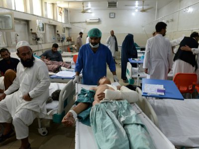 Des Afghans blessés dans un attentat-suicide meurtrier à Jalalabad soignés à l'hôpital, le 10 juillet 2018 - NOORULLAH SHIRZADA [AFP/Archives]