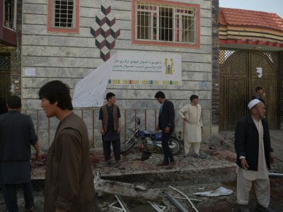 Des habitants inspectent le site d'un attentat-suicide qui a fait quatre morts devant un centre d'inscription sur les registres électoraux, à Kaboul le 22 avril 2018 - SHAH MARAI [AFP/Archives]