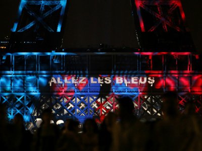 La Tour Eiffel s'est mise au couleur des Bleus le 14 juillet 2018 lors du tradtionnel feu d'artifices - ZAKARIA ABDELKAFI [AFP]