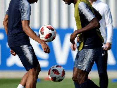 Kylian Mbappé (g) et Blaise Matuidi lors d'une séance d'entraînement des Bleus, le 14 juillet 2018 à Moscou - CHRISTOPHE SIMON [AFP]