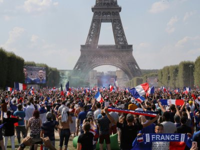 Dans la fan zone de Paris sur le Champ-de-Mars, le 15 juillet 2018 - JACQUES DEMARTHON [AFP]