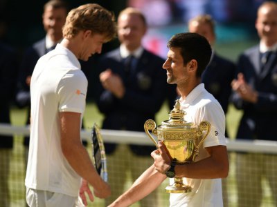 Novak Djokovic vainqueur de la finale de Wimbledon serre la main de son adversaire Kevin Anderson le 15 juillet 2018 - Oli SCARFF [AFP]
