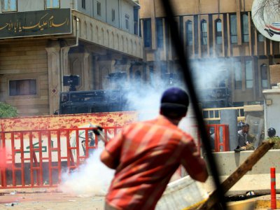 Des policiers irakiens font usage de gaz lacrymogènes contre des manifestants, le 15 juillet 2018 à Bassora - Haidar MOHAMMED ALI [AFP]