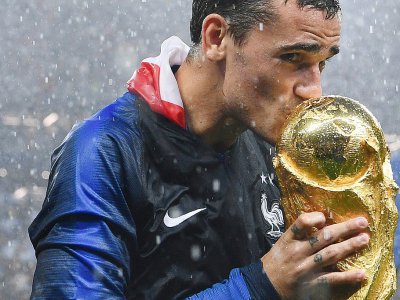 Antoine Griezmann embrasse la Coupe du Monde, le 15 juillet 2018 à Moscou - FRANCK FIFE [AFP]