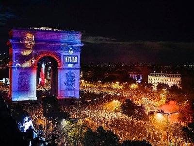 Le portrait de Kylian Mbappé, projeté comme tous les autres joueurs sur l'Arc de Triomphe, le 15 juillet 2018 à Paris, après la victoire des Bleus au Mondial - GERARD JULIEN [AFP]