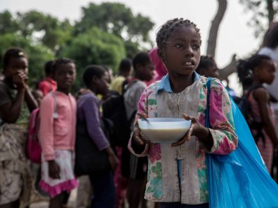 Distribution des repas dans la cour de l'école primaire de Mitilene, le 20 juin 2018 au Mozambique - MAURO VOMBE [AFP]