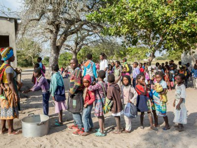 Des enfants font la queue pour un repas à l'école primaire de Mitilene, le 20 juin 2018 au Mozambique - MAURO VOMBE [AFP]