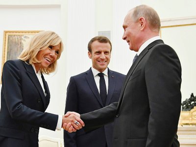 Le président russe Vladimir Poutine reçoit le président français Emmanuel Macron et sa femme Brigitte, au Kremlin le 15 juillet 2018 - Yuri KADOBNOV [POOL/AFP]