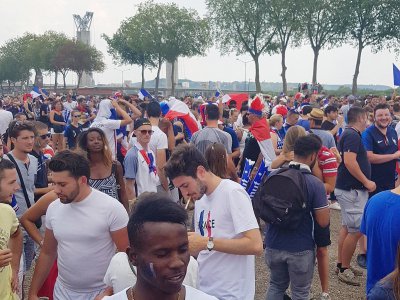 Environ 20 000 personnes ont regardé le match depuis la fanzone de l'esplanade Saint-Gervais à Rouen. - Aurélien Delavaud