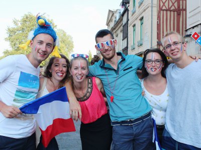 Les Bleus donnent maintenant rendez-vous sur les Champs Elysées… avec la coupe ! - Noémie Lair