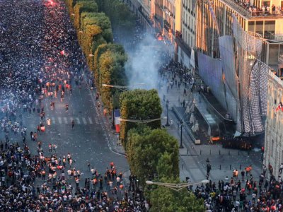 Incidents sur les Chjamps-Elysées vus de l'Arc de Triomphe, le 15 juillet 2018, en marge du rassemblement festif après la victoire des Bleus en coupe du monde - Ludovic MARIN [AFP]