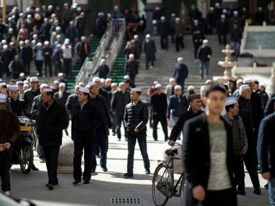 Des Chinois musulmans quittent la mosquée de Laohuasi après la prière du vendredi, le 2 mars 2018 à Linxia, dans le nord-ouest de la Chine - Johannes EISELE [AFP]