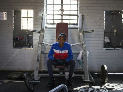 Kgotso Phali s'entraîne dans un gymnase de Soweto, le 11 juillet 2018 en Afrique du Sud - WIKUS DE WET [AFP]