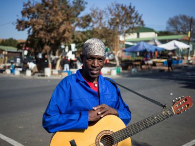 Le guitariste Vincent Mcabashe, le 11 juillet 2018 dans une rue de Soweto, en Afrique du Sud - WIKUS DE WET [AFP]