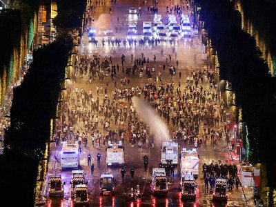 Les forces de police dispersent des casseurs avec des canons à eau sur les Champs-Elysées, après la finale du Mondial, le 15 juillet 2018 - Ludovic MARIN [AFP]