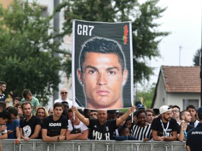 Des supporters de la Juventus lors de l'arrivée de leur recrue star Cristiano Ronaldo, au centre médical du club, le 16 juillet 2018 à Turin - Miguel MEDINA [AFP]