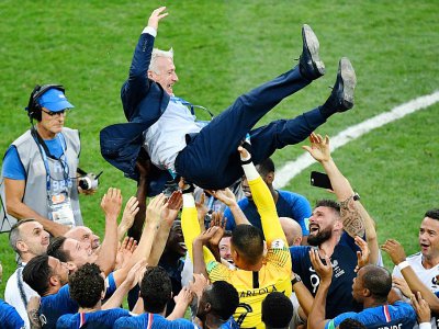 Le sélectionneur de la France Didier Deschamps porté en triomphe par ses joueurs, après la victoire en Coupe du Monde, le 15 juillet 2018 à Moscou - Alexander NEMENOV [AFP]