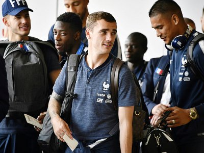 Antoine Griezmann et ses coéquipiers à l'aéroport de Moscou le 16 juillet 2018 avant leur retour en France - Alexander NEMENOV [AFP]