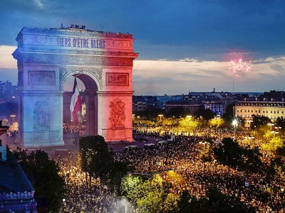 L'Arc de Triomphe aux couleurs de la France lors des scènes de liesse aux Champs-Elysées après le triomphe des Bleus au Mondial, le 15 juillet 2018 - GERARD JULIEN [AFP]