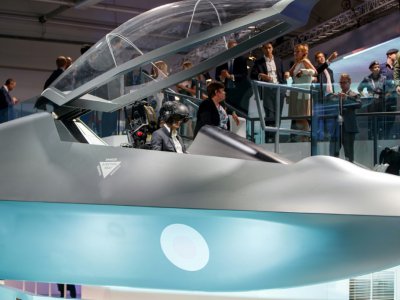 Des visiteurs découvrent le nouvel avion de combat, le "Tempest", dévoilé lors du salon de Farnborough, dans le sud-ouest de Londres, le 16 juillet 2018 - Tolga AKMEN [AFP]