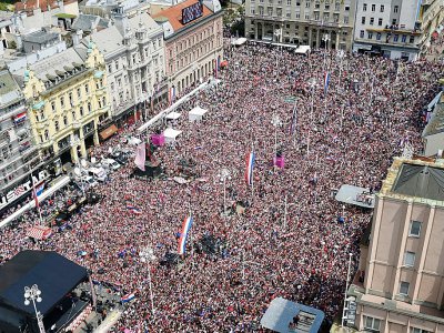 Les supporters croates réunis à Zagreb dans l'attente de leur équipe, finaliste du Mondial, le 16 juillet 2018 - Denis Lovrovic [AFP]