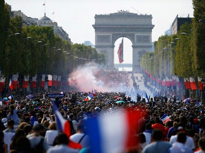 La foule attend les champions du monde sur les Champs-Elysées à Paris, le 16 juillet 2018 - CHARLY TRIBALLEAU [AFP]