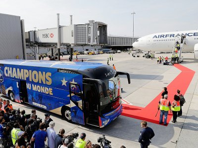 Le bus s'apprêtant à transporter les Bleus attend sur le tarmac à Roissy, le 16 juillet 2018 - Thomas SAMSON [AFP]