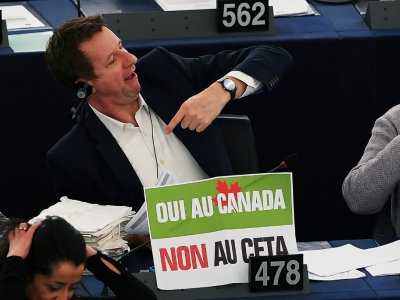 Yannick Jadot s'est vivement opposé au traité CETA pendant son précédent mandat de député européen, ici à au Parlement européen de Strasbourg le 15 février 2017 - FREDERICK FLORIN [AFP/Archives]