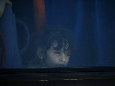 Une fillette évacuée vers le nord-ouest de la Syrie après la reprise aux rebelles  par le régime syrien de la ville de Deraa, le 15 juillet 2018 - Mohamad ABAZEED [AFP]