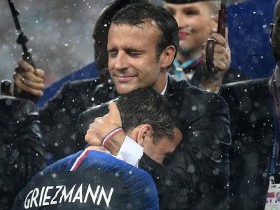 Emmanuel Macron étreint Antoine Griezmann après la victoire des Bleus au stade Loujniki de Moscou, le 15 juillet 2018 - FRANCK FIFE [AFP]