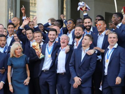 Emmanuel et Brigitte Macron posent avec les Bleus champions du monde à l'Elysée, le 16 juillet 2018 - LUDOVIC MARIN [AFP]