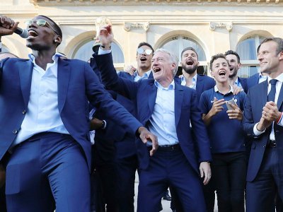 Paul Pogba a fait le spectacle, en faisant chanter le foule - "On a tout cassé" ou "Ngolo Kanté", sur l'air de "Oh, Champs-Elysées" - LUDOVIC MARIN [POOL/AFP]