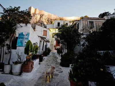 Une ruelle d'Anafiotika, un quartier situé dans la zone archéologique de l'Acropole, le 6 juillet 2018 à Athènes, en Grèce - LOUISA GOULIAMAKI [AFP]